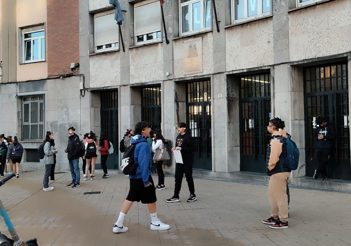 El instituto Jovellanos de Gijón recupera la normalidad tras el desalojo: «Creíamos que era un simulacro cuando nos mandaron salir»