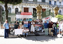 Los padres de alumnos del Colegio de Educación Especial de Latores se concentraron a las puertas de la Junta General.