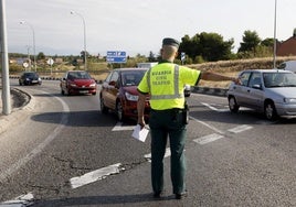 Un agente de la Guardia Civil, en un control de tráfico.
