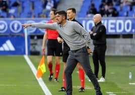 Paunovic da instrucciones a sus futbolistas durante el partido ante el Levante del pasado fin de semana.