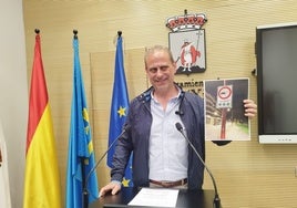 El concejal Tino Vaquero muestra una señal «engañosa» sobre la Zona de Bajas Emisiones de La Calzada, que aún no está en vigor.