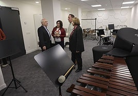 José María Martínez, Yolanda Alonso, Carlos Galán y Mariví Monteserín en el aula de percusión.