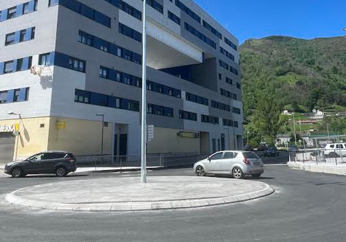 Entra en servicio la rotonda en el principal acceso a Pola de Laviana