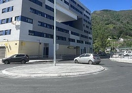 La nueva rotonda, siendo transitada por dos vehículos.