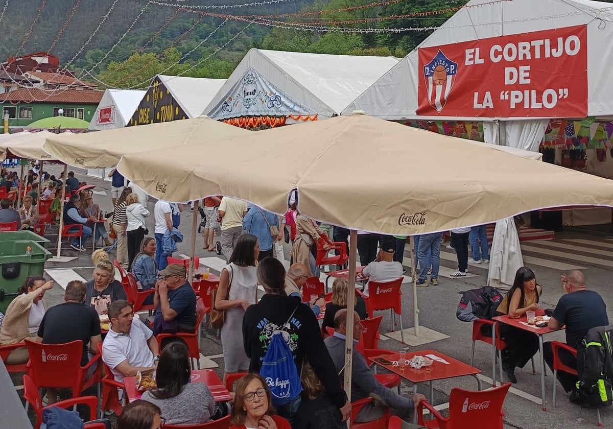 Iván Allende, alcalde de Piloña: «Después de 25 años desde su puesta en marcha, la Feria de Abril está perfectamente consolidada»