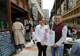 Emilio Rubio, propietario de La Montera Picona y una de las camareras muestran la carta del menú del Día de la Madre.