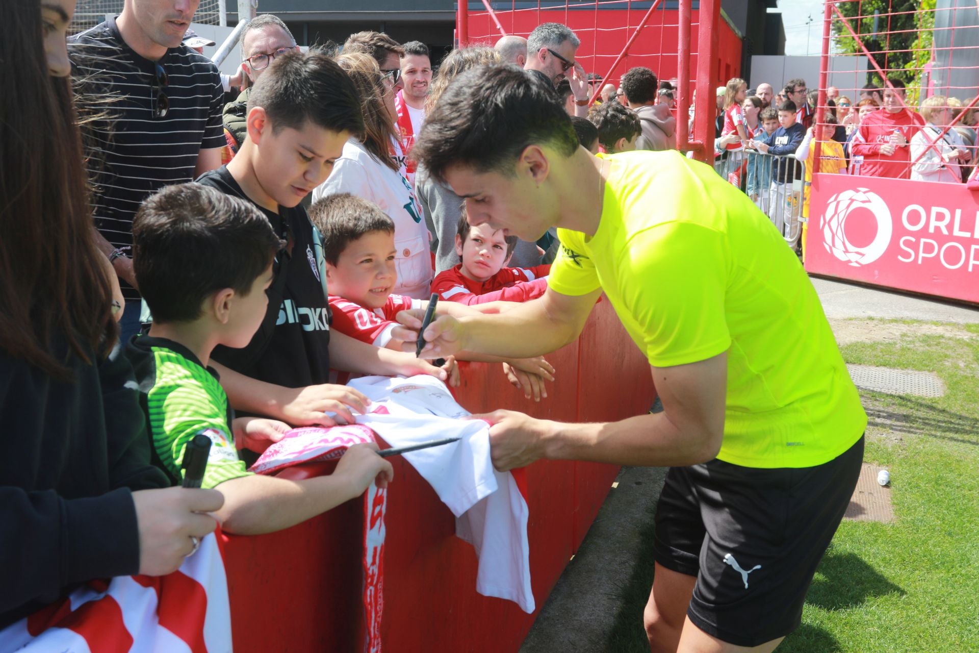 Los jugadores del Sporting de Gijón firman autógrafos a los aficionados