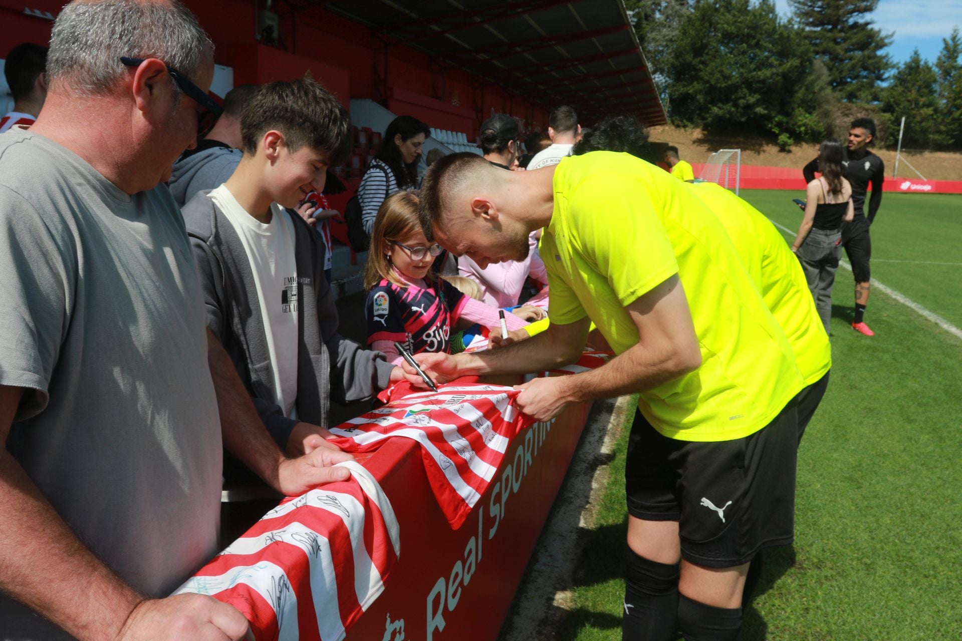 Los jugadores del Sporting de Gijón firman autógrafos a los aficionados
