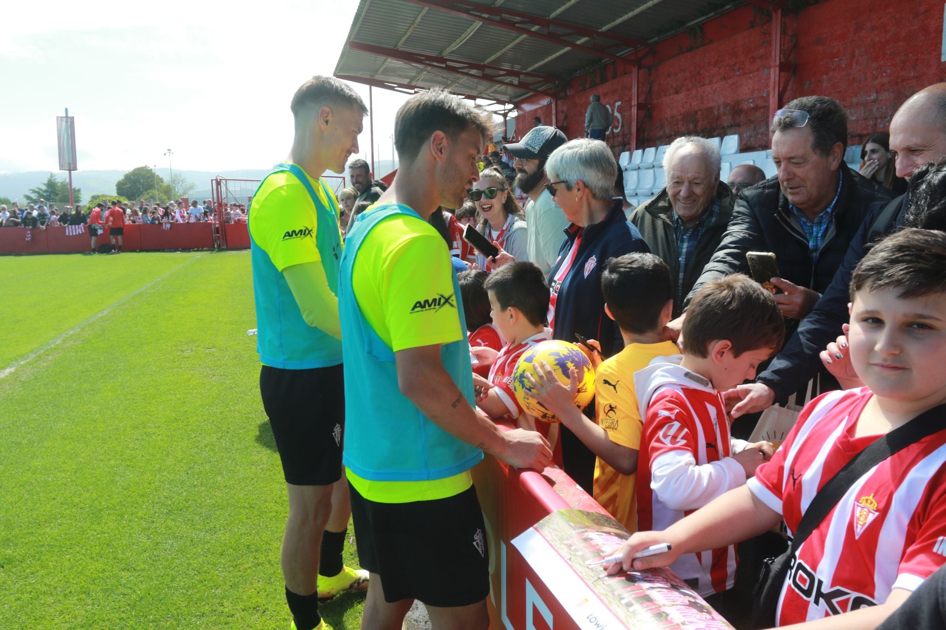 Los jugadores del Sporting de Gijón firman autógrafos a los aficionados
