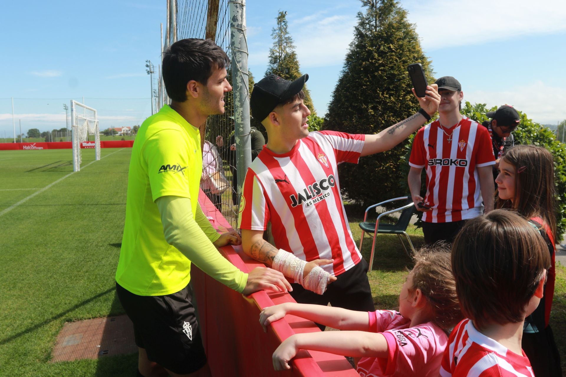 Los jugadores del Sporting de Gijón firman autógrafos a los aficionados