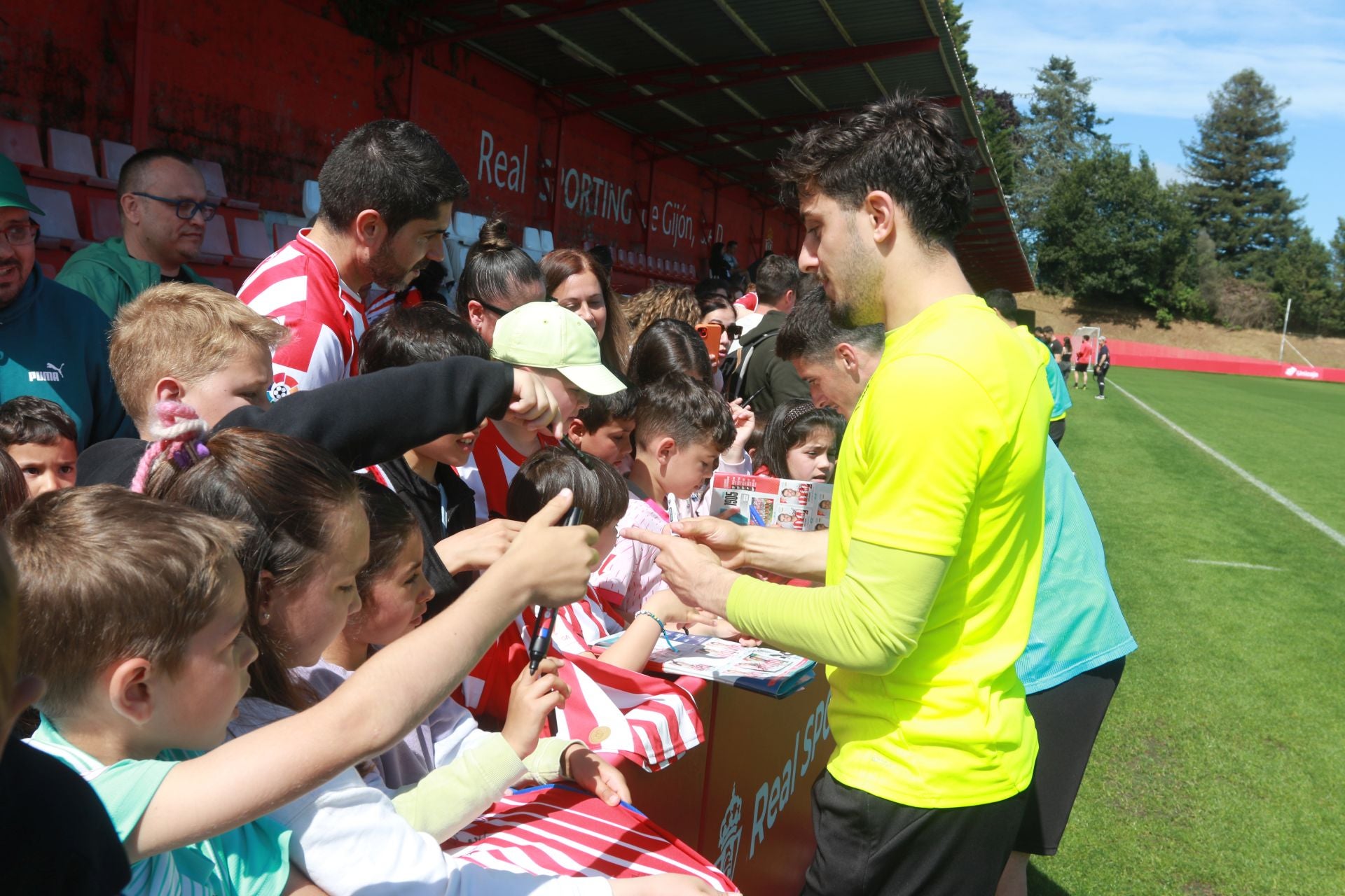 Los jugadores del Sporting de Gijón firman autógrafos a los aficionados