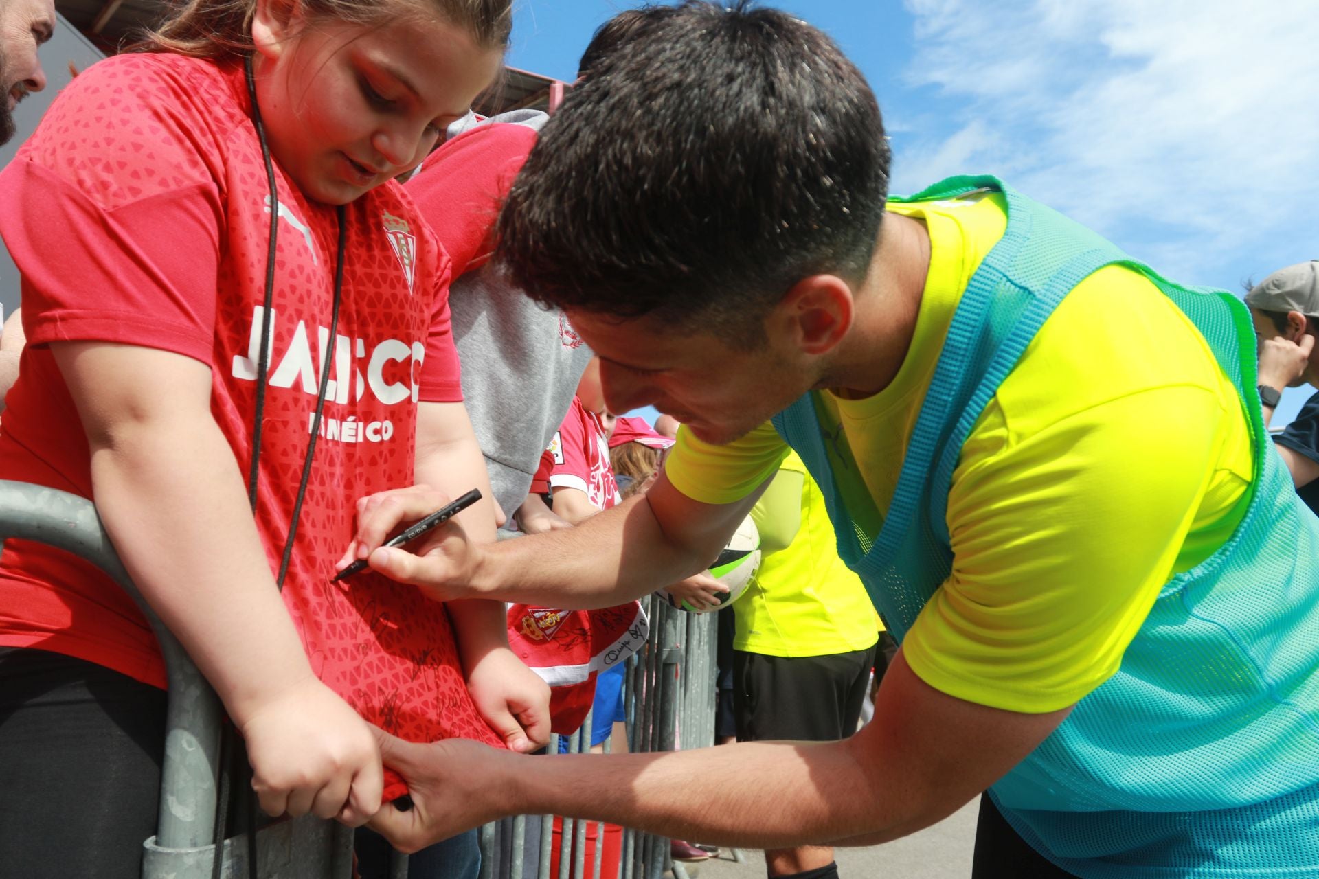 Los jugadores del Sporting de Gijón firman autógrafos a los aficionados