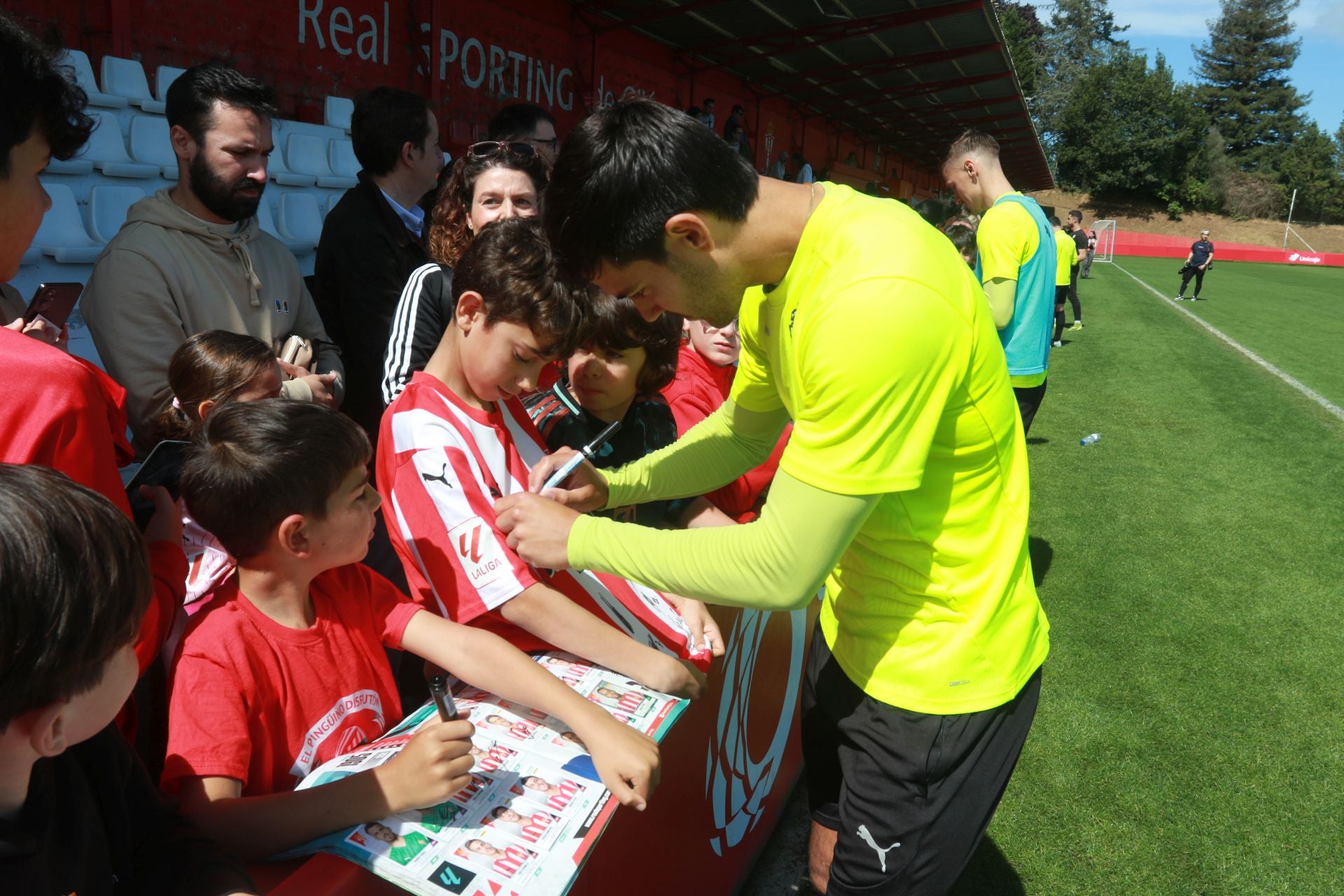 Los jugadores del Sporting de Gijón firman autógrafos a los aficionados