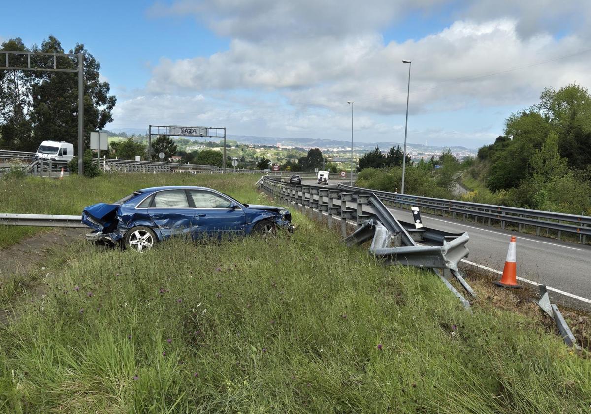 Huyen tras sufrir un accidente de coche en la autovía del Cantábrico, a la altura de Gijón