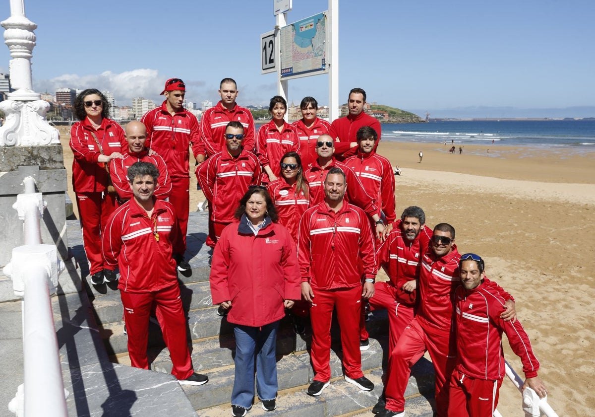Foto de familia del grupo de Salvamento que inicia la temporada de baños en la playa de San Lorenzo. Detrás, Carolina Méndez, Carlos Rubio, Miguel Ángel Fernández, Marta Gallego, Elisabet Huerta y Guillermo García. Delante de ellos, Sergio Arias, Isaac Friera, Patricia Bueno, Pablo Fuertes y Adrián García. En primer término, Basilio Martínez, Flor Palacio y Raúl Hernández. A la derecha, Ángel Ferrera, Rubén Amez y Martín Reyes.