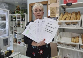 Juana Oliva muestra parte de la documentación del caso.