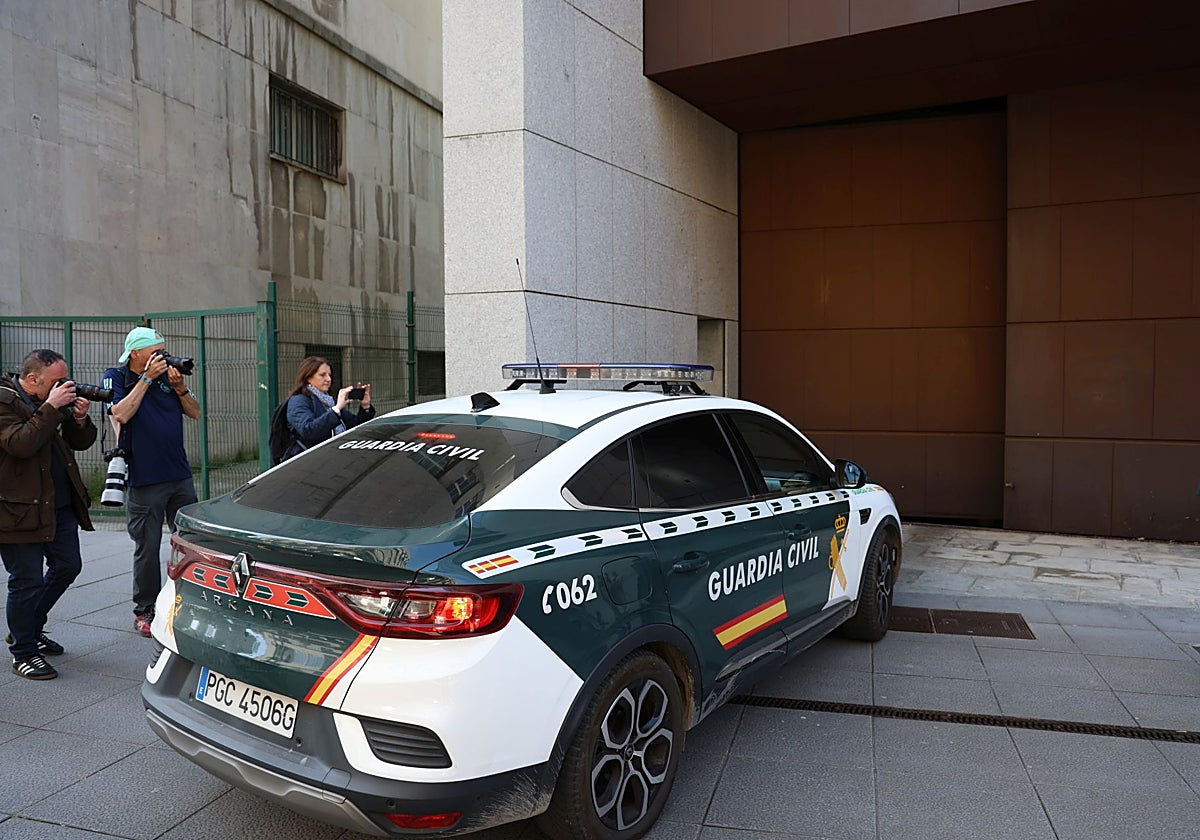 Los padres de los niños recluidos en un chalé de Oviedo llegaron al Palacio de Justicia en dos coches.