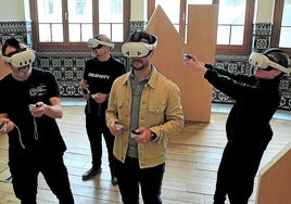 Nacho de la Vega, Aitor Martínez y Cristina de Silva, con los cascos de realidad virtual.