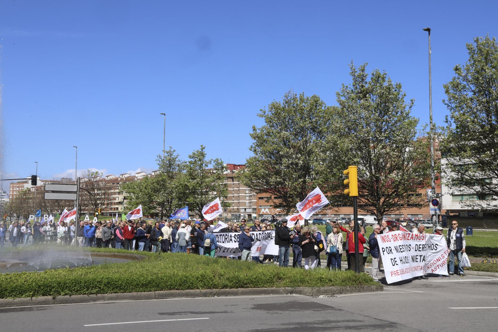 La manifestación de los sindicatos minoritarios el Día del Trabajo en Gijón, en imágenes