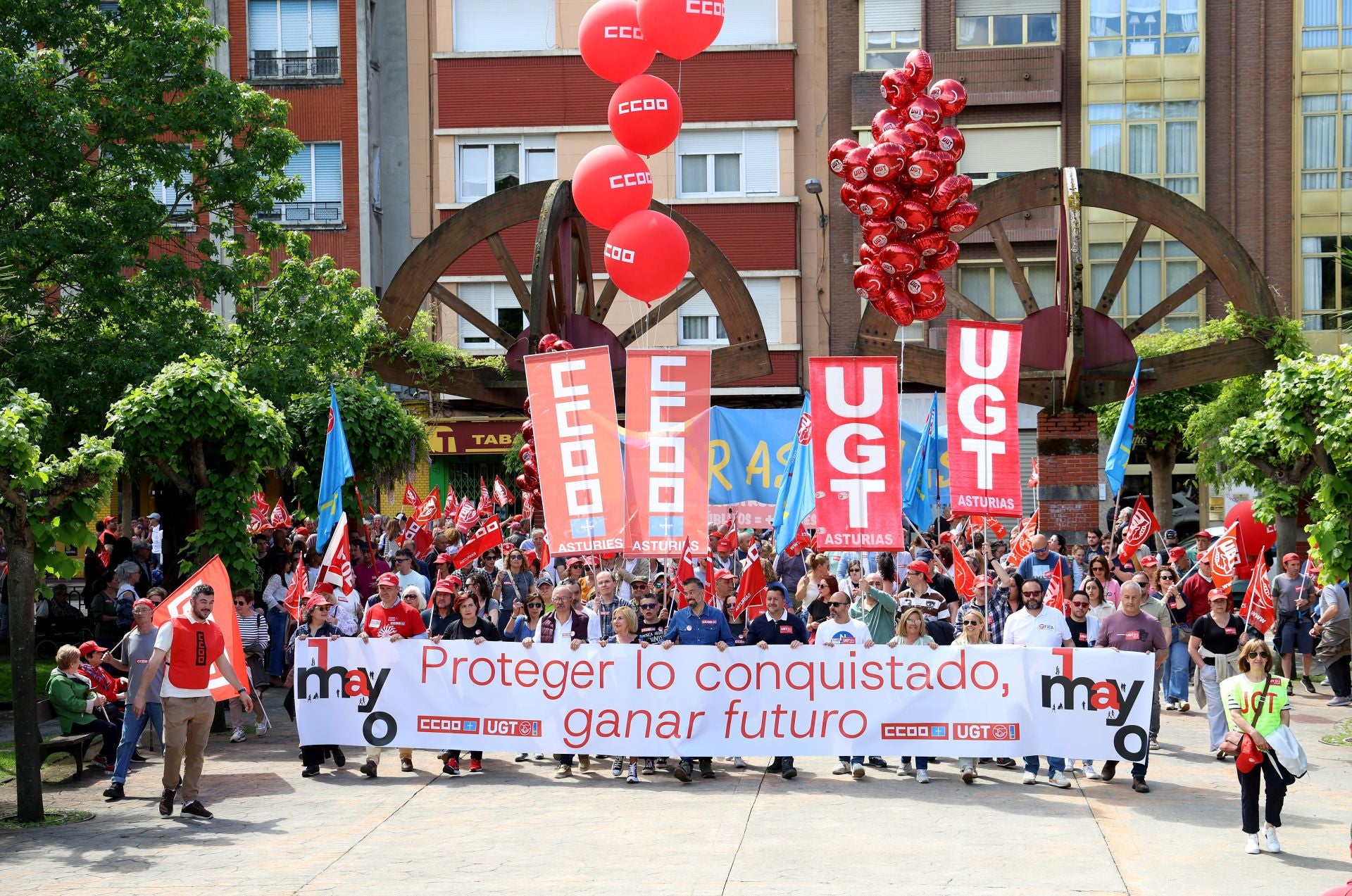 Mieres acoge una multitudinaria manifestación por el Primero de Mayo