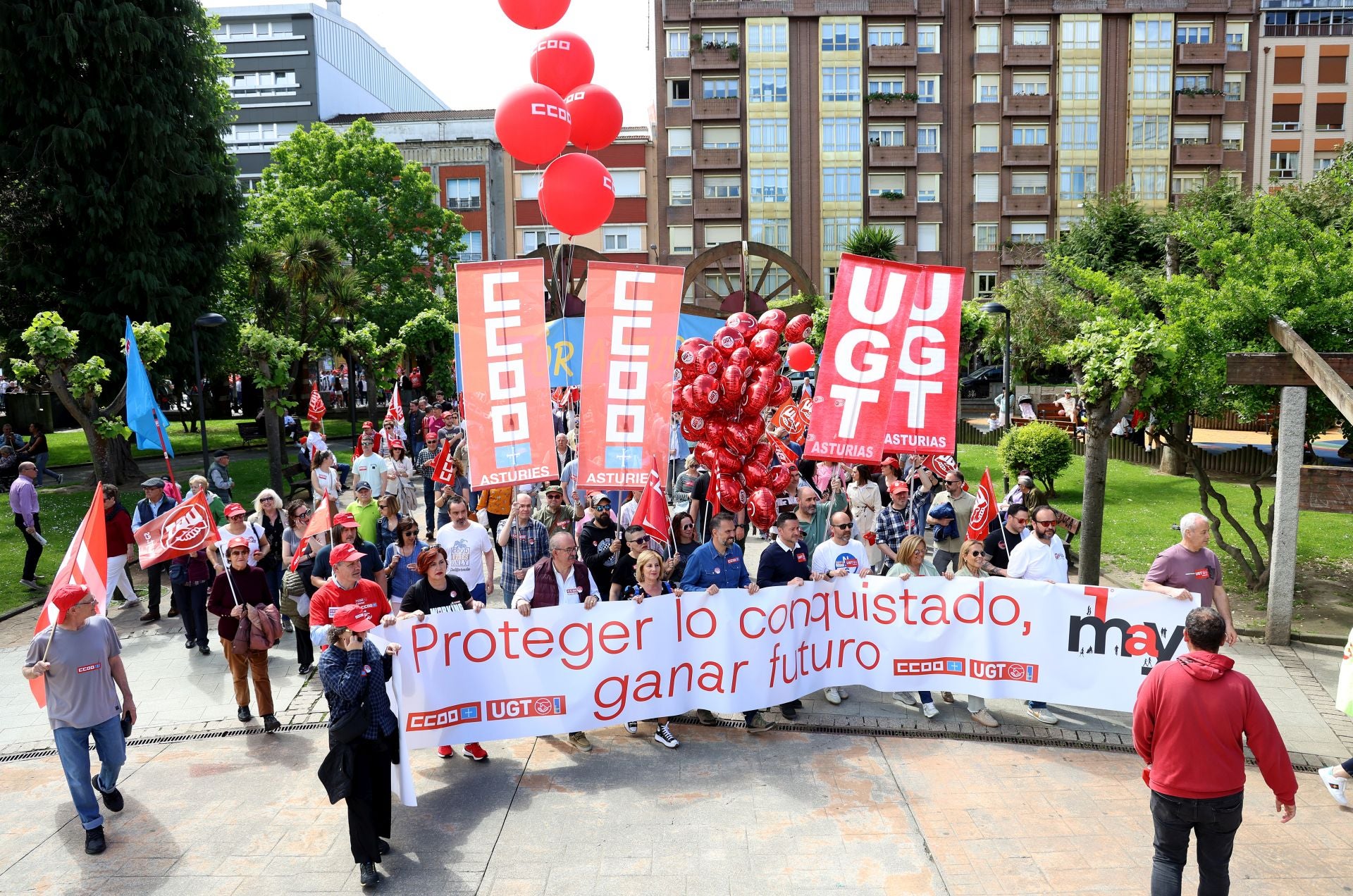 Mieres acoge una multitudinaria manifestación por el Primero de Mayo