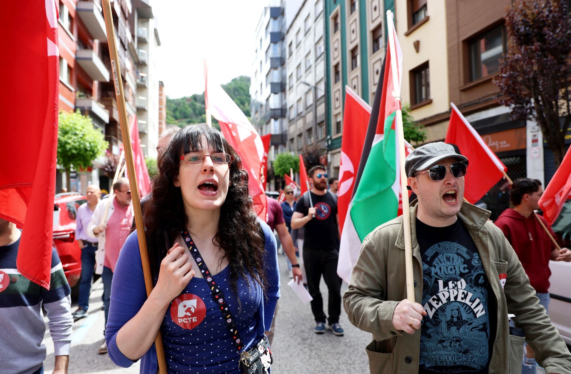 Mieres acoge una multitudinaria manifestación por el Primero de Mayo