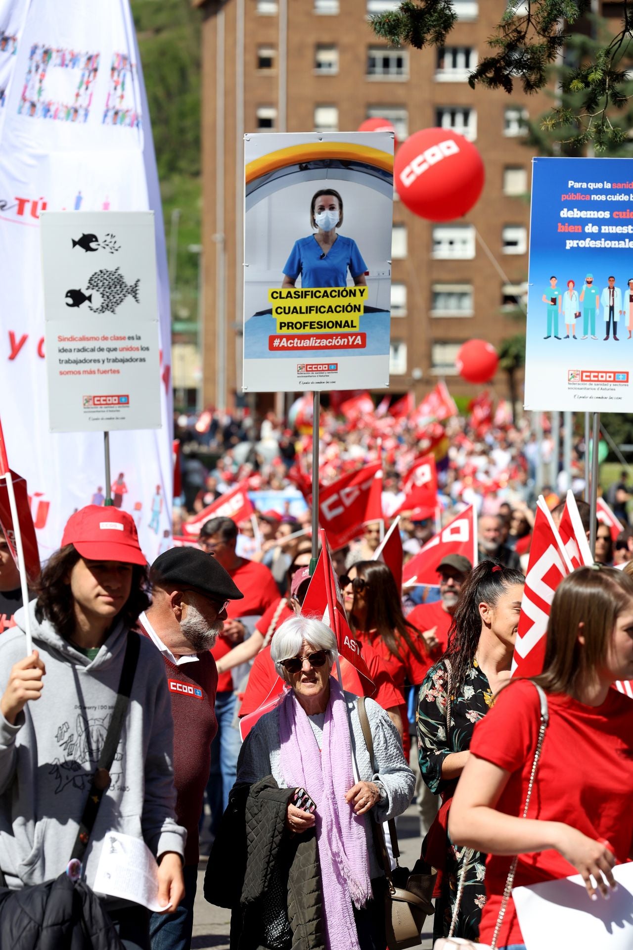 Mieres acoge una multitudinaria manifestación por el Primero de Mayo