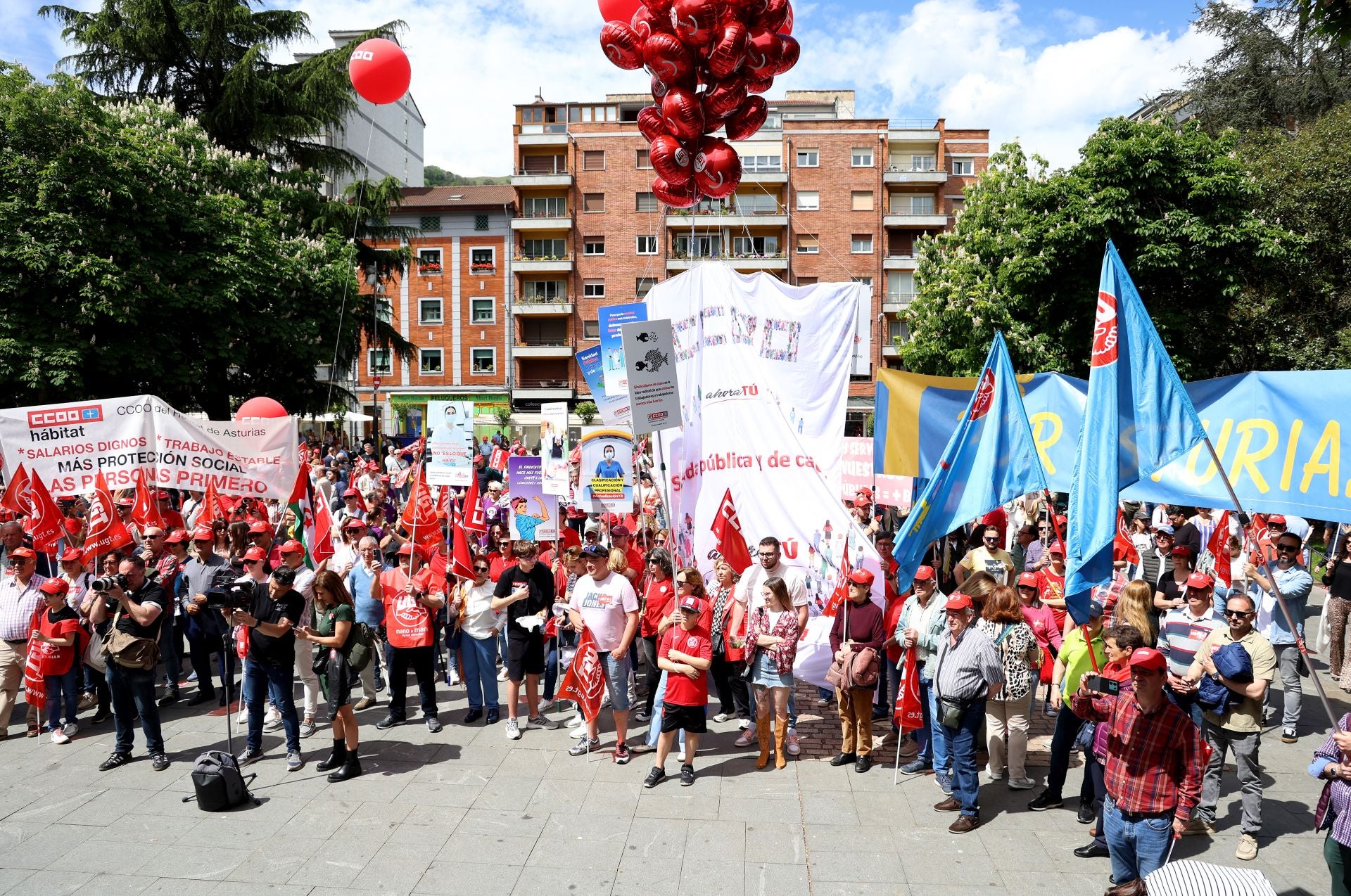 Mieres acoge una multitudinaria manifestación por el Primero de Mayo