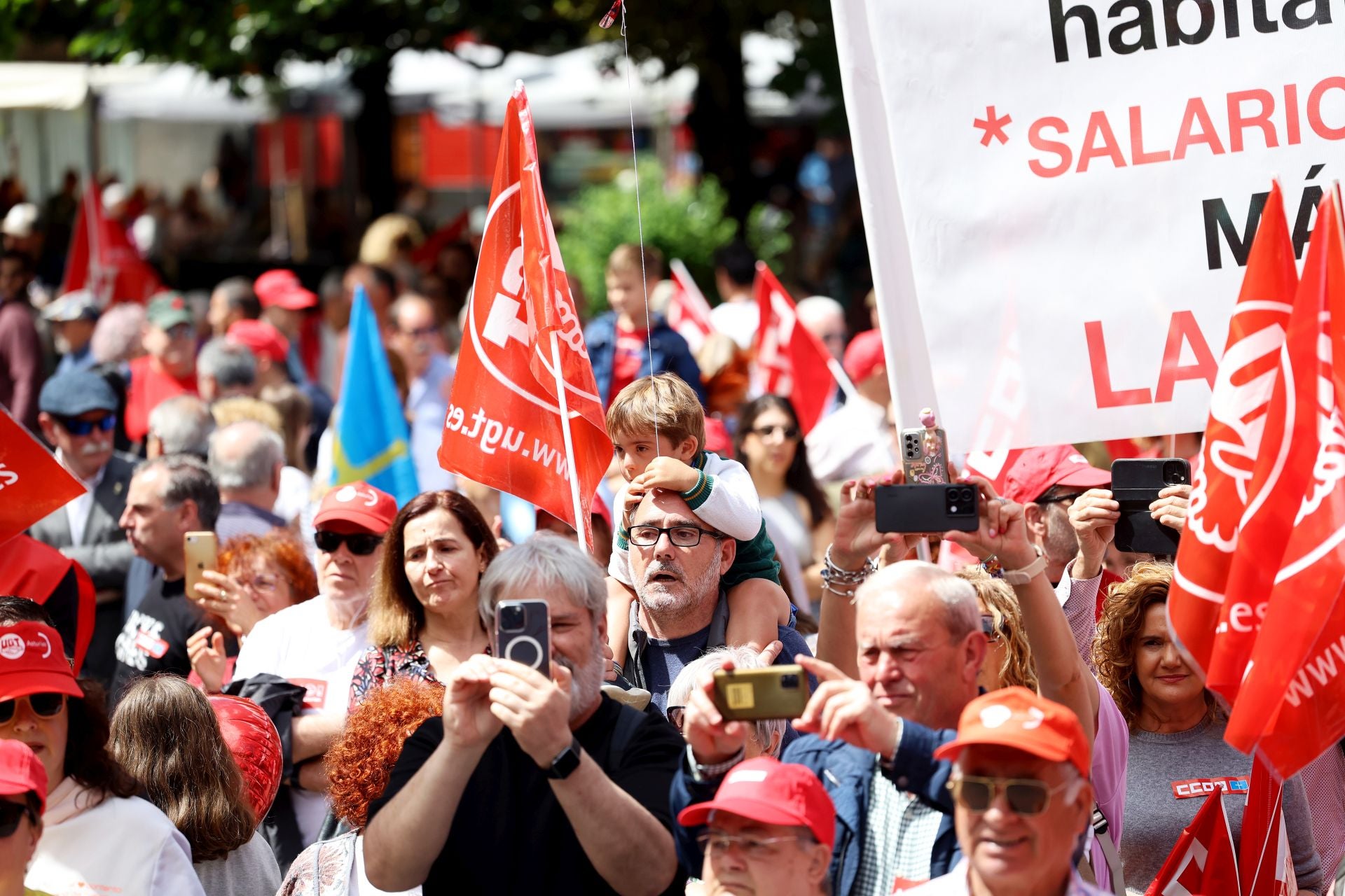 Mieres acoge una multitudinaria manifestación por el Primero de Mayo