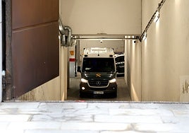 Un furgón de la Guardia Civil traslada a los padres de los menores rescatados del Palacio de Justicia a la cárcel.