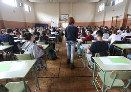 Un grupo de pequeños entra en el colegio en fila en su primer día.