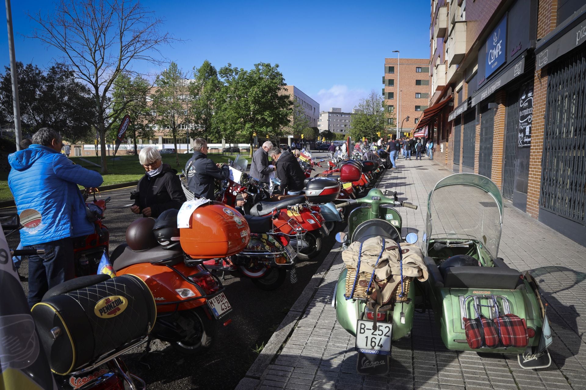 La ruta de las vespas invade Gijón