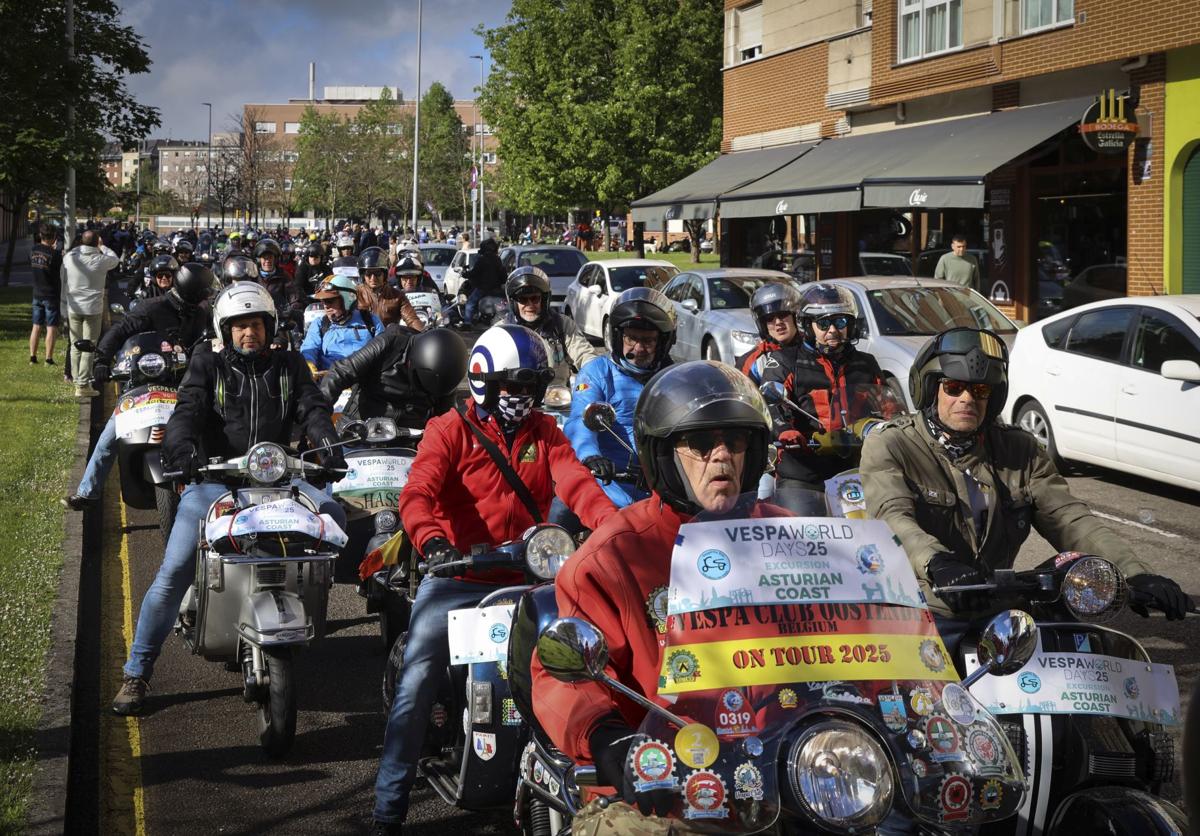 La ruta de las vespas invade Gijón