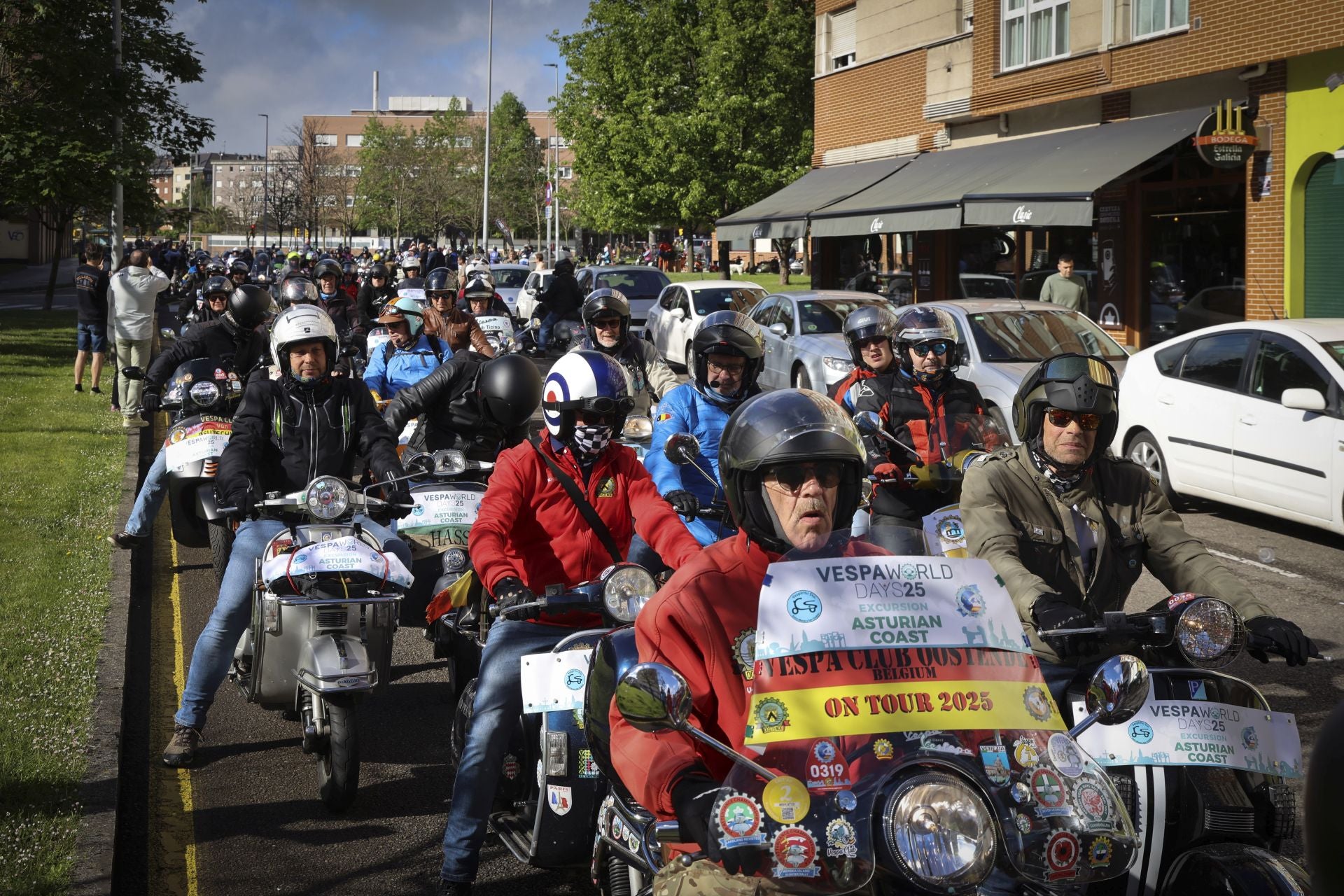 La ruta de las vespas invade Gijón