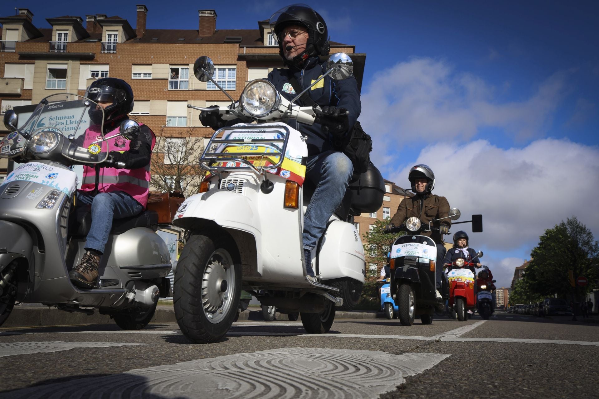 La ruta de las vespas invade Gijón
