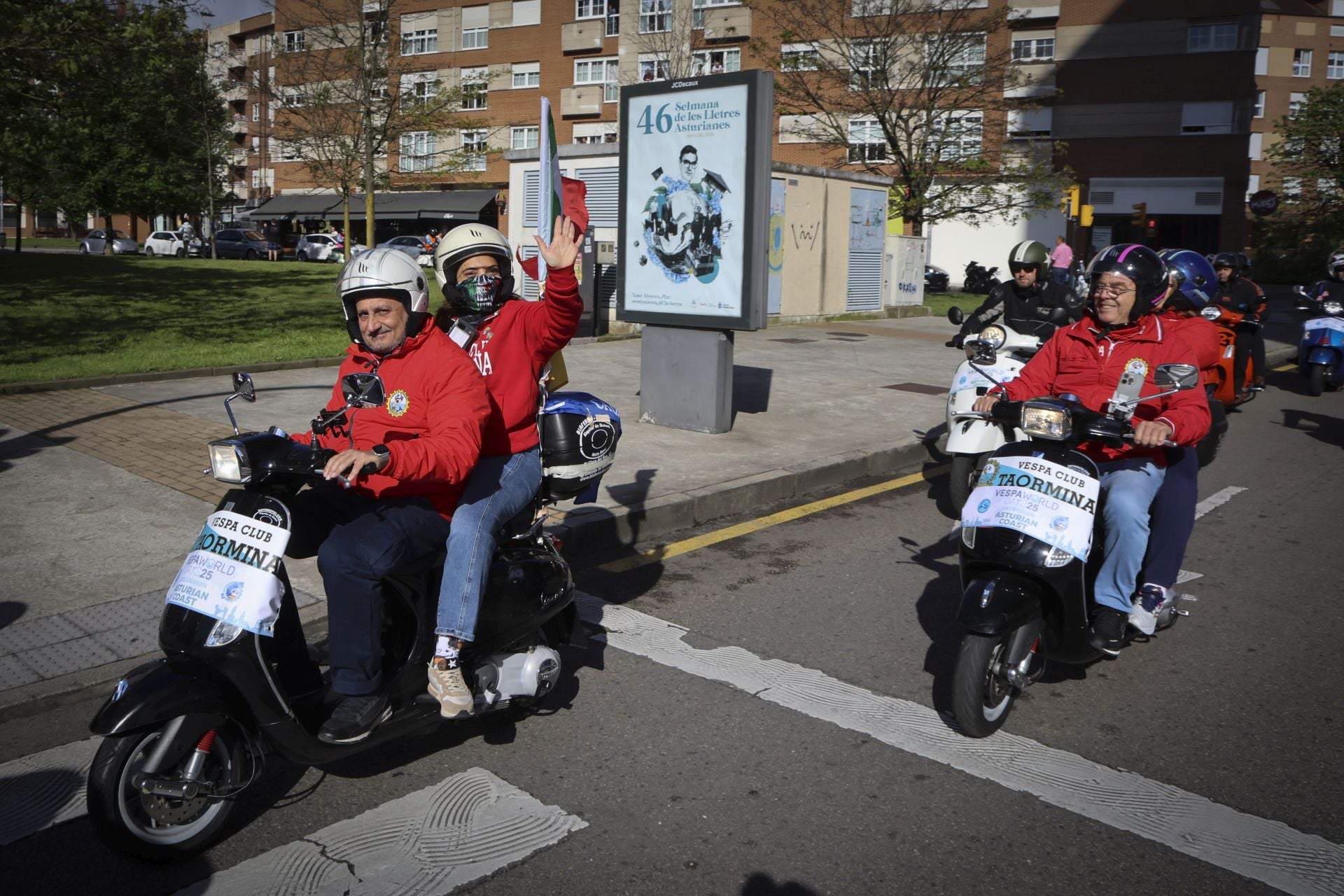 La ruta de las vespas invade Gijón