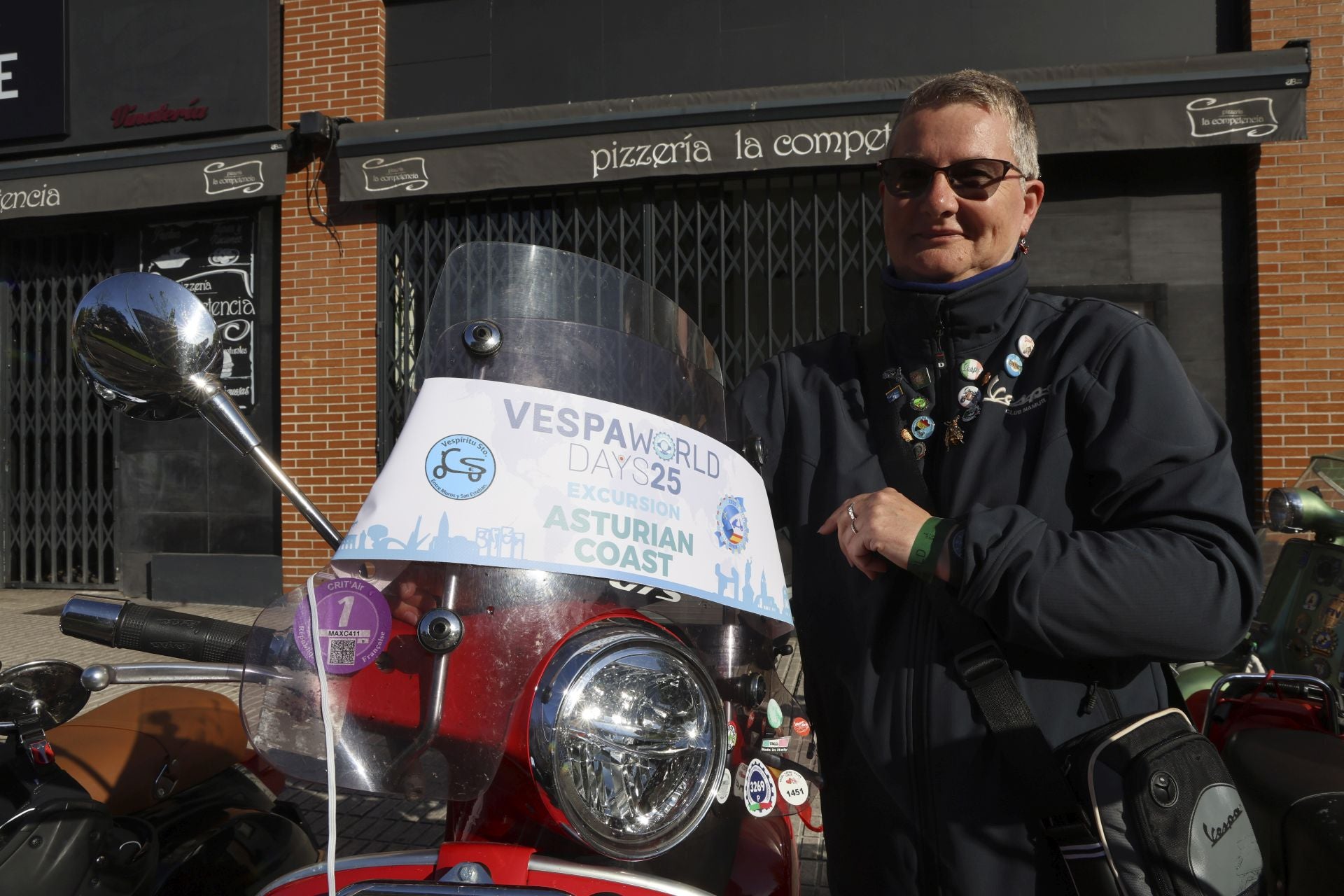 La ruta de las vespas invade Gijón
