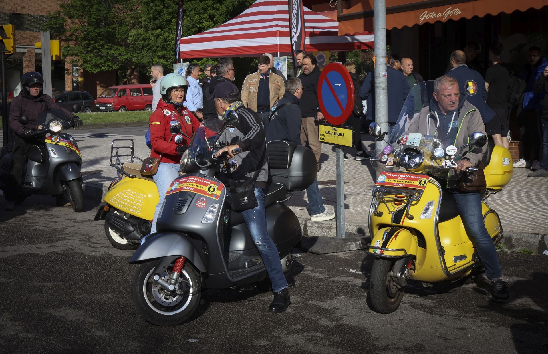 La ruta de las vespas invade Gijón