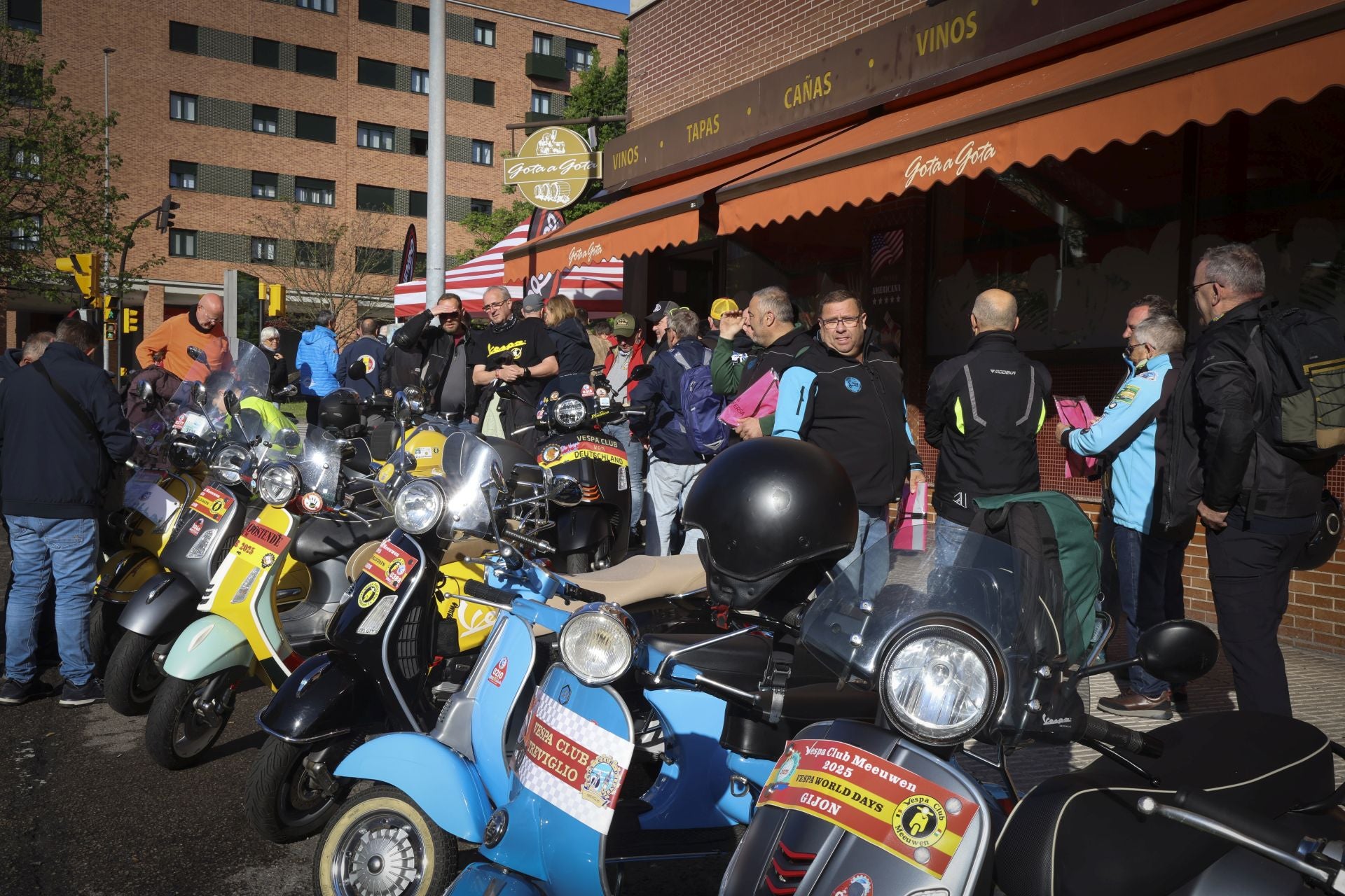 La ruta de las vespas invade Gijón