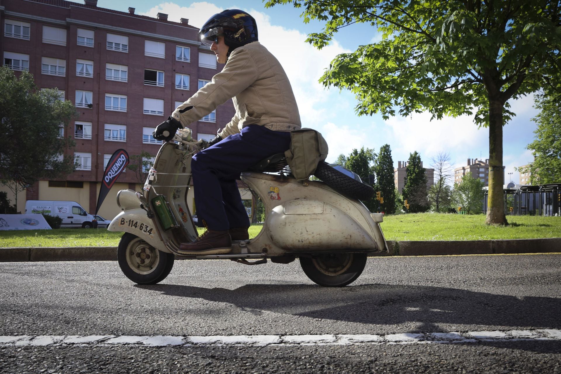 La ruta de las vespas invade Gijón