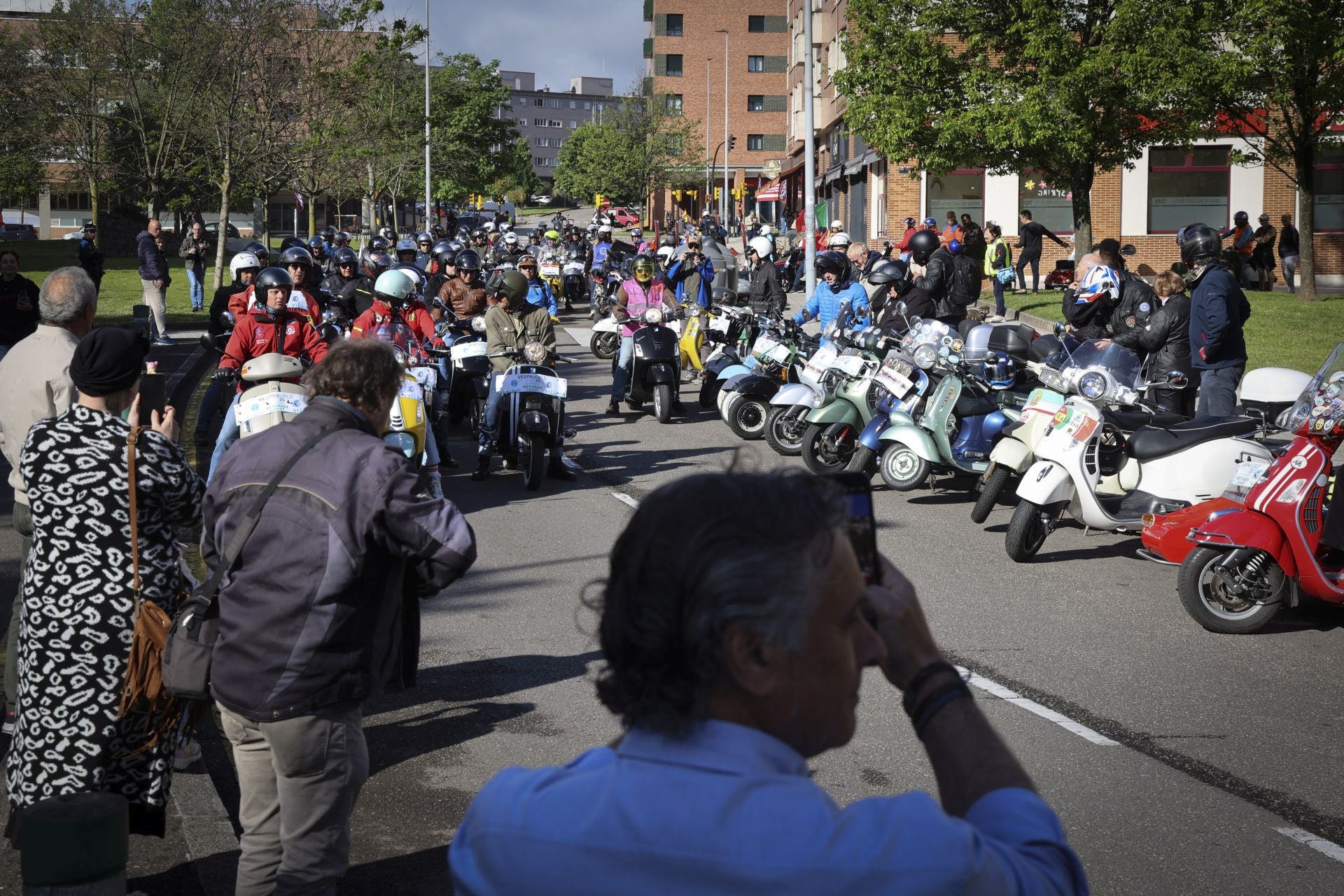 La ruta de las vespas invade Gijón