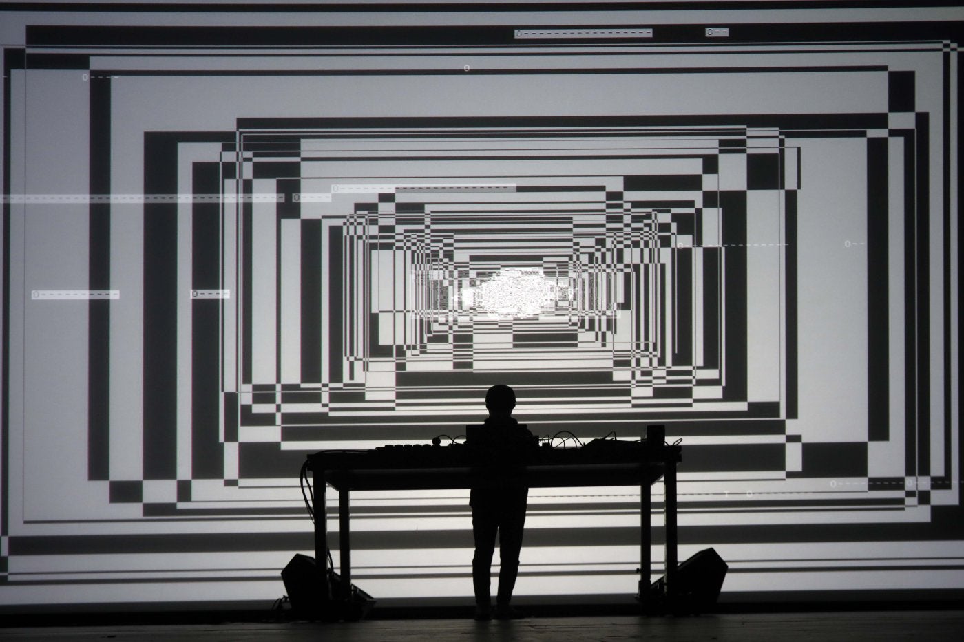 El minimalismo de Ryoji Ikeda brilla en el LEV