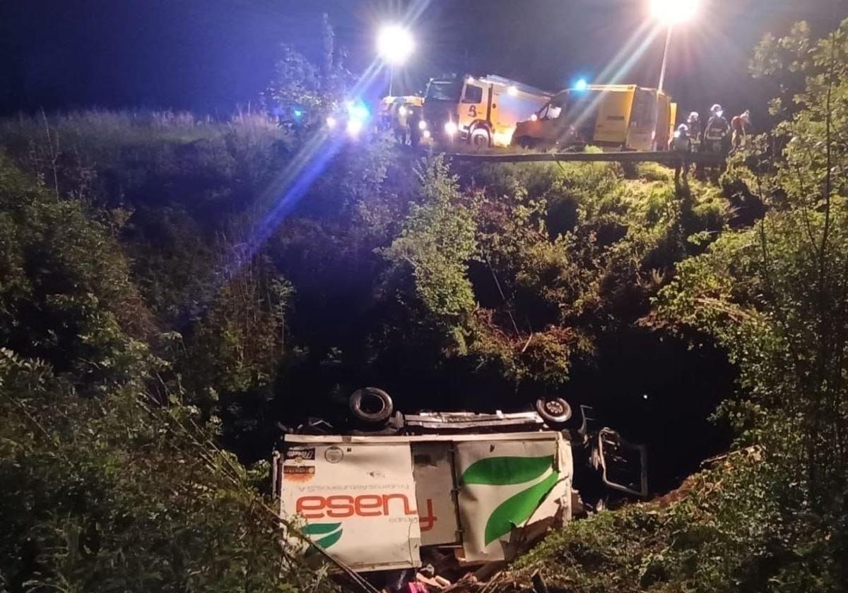 Un camionero, herido grave al caer a un arroyo en Tineo por un desnivel de unos diez metros