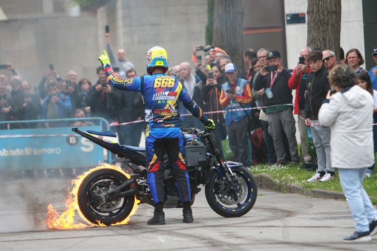 Exhibición de fuego y humo en el espectáculo acrobático del piloto murciano Plácido Pérez (Exhibiciones 666) en el recinto ferial Luis Adaro, en Gijón.