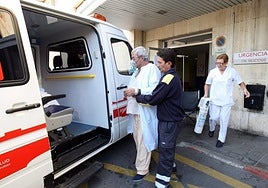 Traslado de un paciente en el antiguo Instituto Nacional de Silicosis, centro que ya desaparecido.