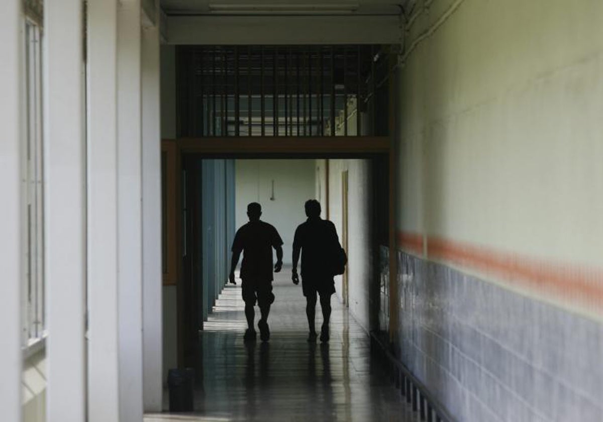 Dos hombres caminan por uno de los pasillos del Centro Penitenciario de Asturias.
