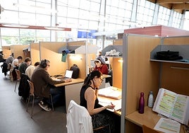 El centro de estudios de Santullano abre de nueve a doce de la noche.