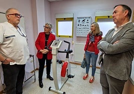 El investigador principal y director del Centro de Salud de Grado, Rubén Villa, junto a la consejera de Salud, Concepción Saavedra; la gerente del área sanitaria IV, Beatriz López; y el alcalde de Grado, José Luis Trabanco