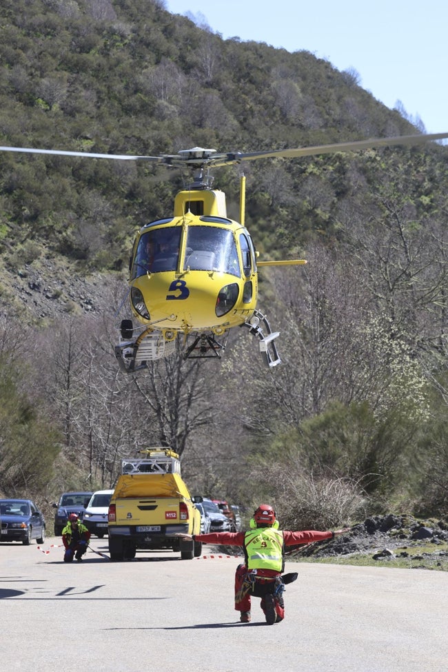 El helicóptero accidentado en Tanes, en Cerredo, el día del accidente de la mina de Blue Solving.