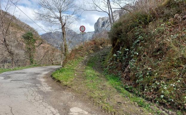 Cruce en el que se inicia la Llomba de los Reboyos.